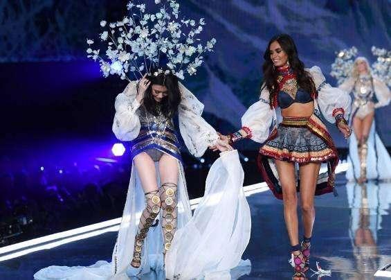 奚梦瑶年收入不及刘雯一半, 摔了一跤却身价反超, 网友: 摔得真值