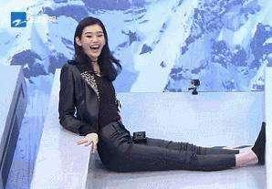 奚梦瑶年收入不及刘雯一半, 摔了一跤却身价反超, 网友: 摔得真值