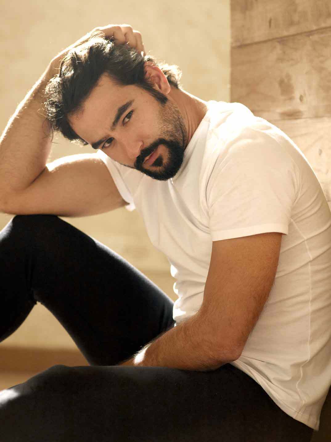 安东尼奥·委拉斯凯兹个人资料写真作品