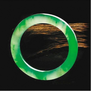 ​假翡翠手镯特征（只需一碗水，判断你的翡翠手镯到底是真是假）