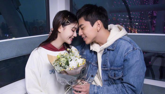 林允王大陆一吻定情,情人节晒亲密合照狂撒狗粮,真有夫妻相