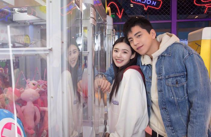 林允王大陆一吻定情,情人节晒亲密合照狂撒狗粮,真有夫妻相