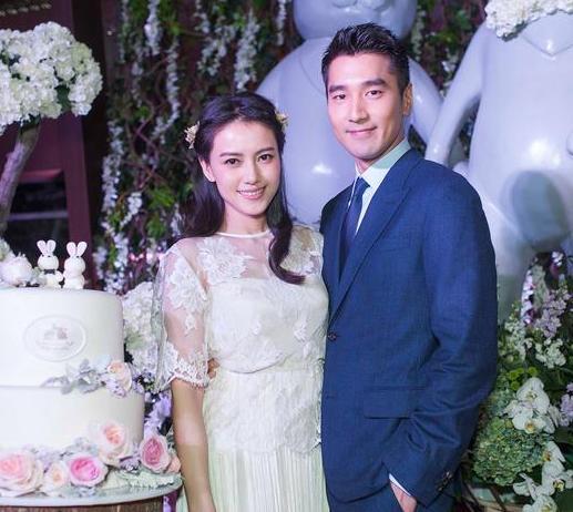 高圆圆被曝怀孕后首次露面，坐在沙发上看不到肚子引发网友猜疑