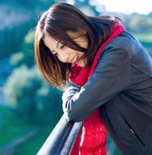 高圆圆被曝怀孕后首次露面，坐在沙发上看不到肚子引发网友猜疑