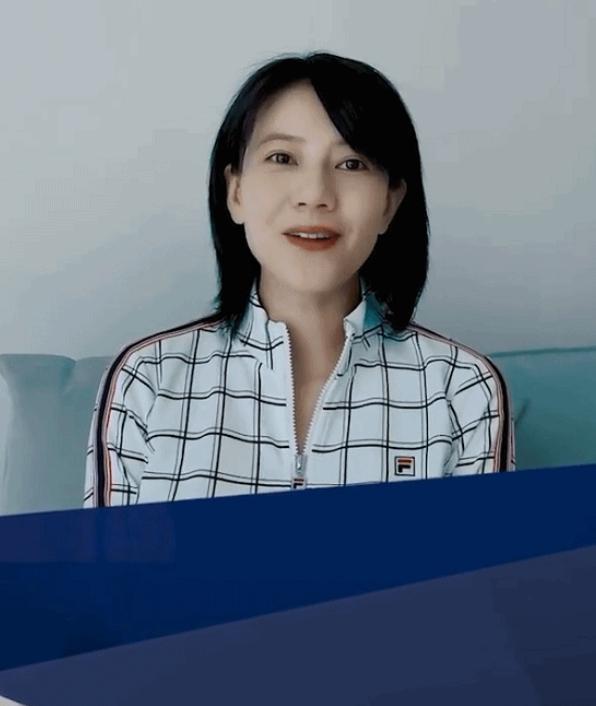 高圆圆被曝怀孕后首次露面，坐在沙发上看不到肚子引发网友猜疑