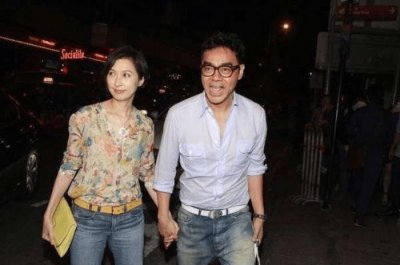 ​刘青云的老婆（刘青云陪太太逛街甘当司机）