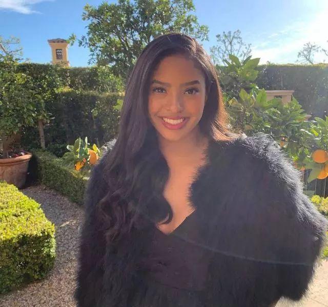 41岁科比带四女儿出行,16岁大女儿已长大成人,妻子瓦妮莎抢镜!