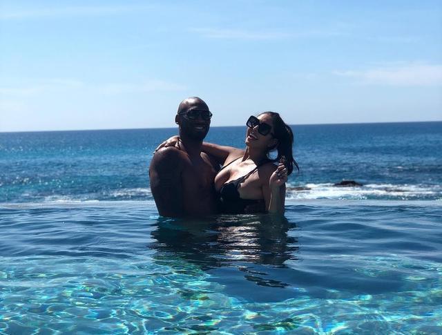 41岁科比带四女儿出行,16岁大女儿已长大成人,妻子瓦妮莎抢镜!