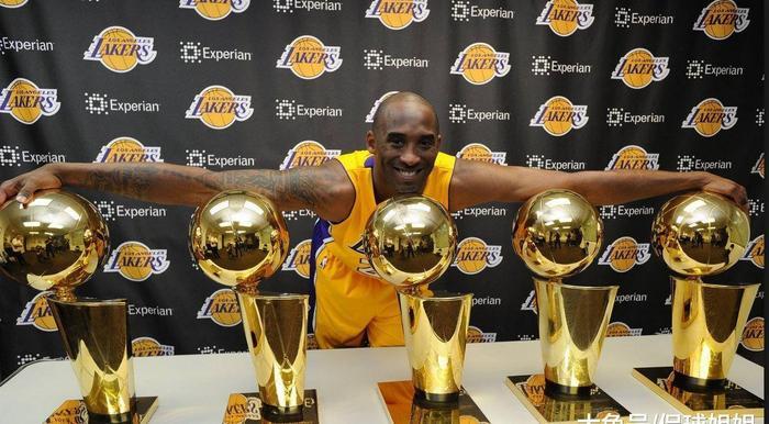 41岁科比带四女儿出行,16岁大女儿已长大成人,妻子瓦妮莎抢镜!