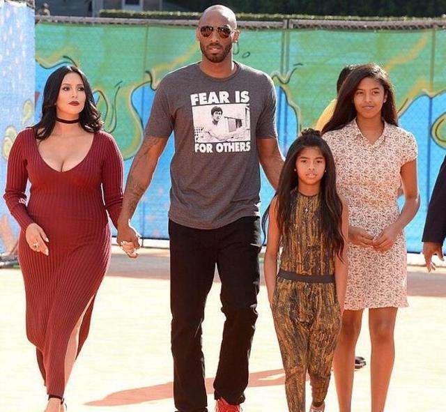 41岁科比带四女儿出行,16岁大女儿已长大成人,妻子瓦妮莎抢镜!