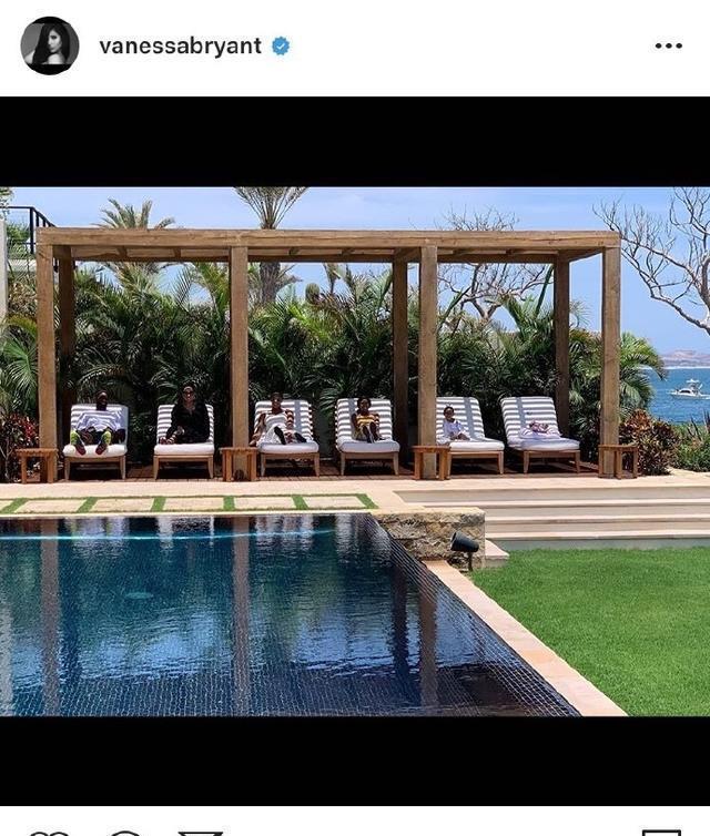 41岁科比带四女儿出行,16岁大女儿已长大成人,妻子瓦妮莎抢镜!