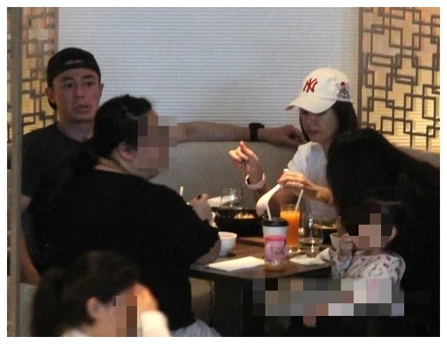 林心如夫妇同框秀恩爱,霍建华主动搂老婆,林心如靠着老公肩膀