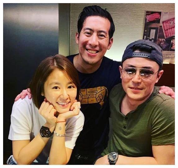 林心如夫妇同框秀恩爱,霍建华主动搂老婆,林心如靠着老公肩膀