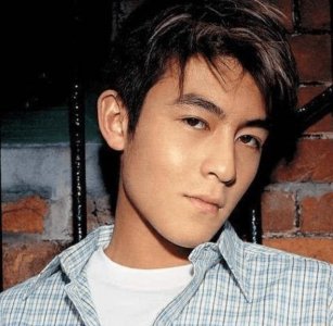 ​42岁陈冠希高调秀恩爱，与妻子激吻痞气足，结婚6年感情如初