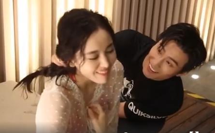 窦骁给古力娜扎做人工呼吸,却忘了她穿的泳衣,娜扎匆忙用手遮挡