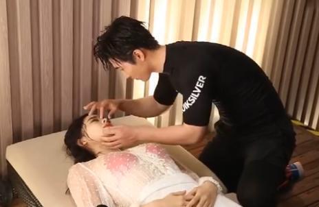 窦骁给古力娜扎做人工呼吸,却忘了她穿的泳衣,娜扎匆忙用手遮挡