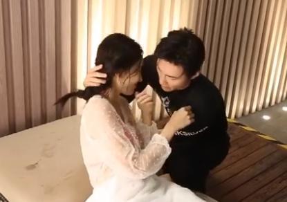 窦骁给古力娜扎做人工呼吸,却忘了她穿的泳衣,娜扎匆忙用手遮挡