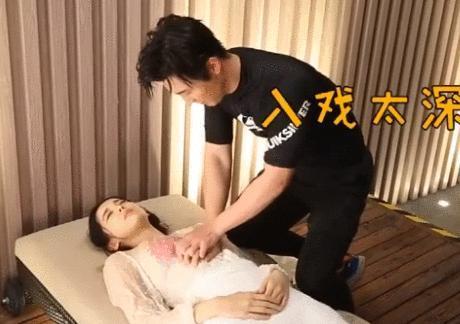 窦骁给古力娜扎做人工呼吸,却忘了她穿的泳衣,娜扎匆忙用手遮挡