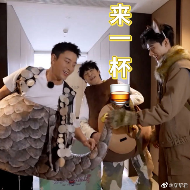 哈哈哈！贾乃亮穿的衣服好像茶壶