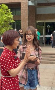 ​呀！王冰冰现身中国传媒大学 清纯甜笑好似学姐