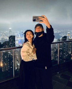 ​霍尊晒与女友合照官宣恋情：在一起两年多了