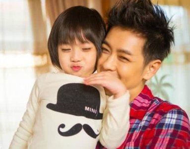 ​林志颖儿子Kimi终于露脸，9岁身高140cm，变长腿少年