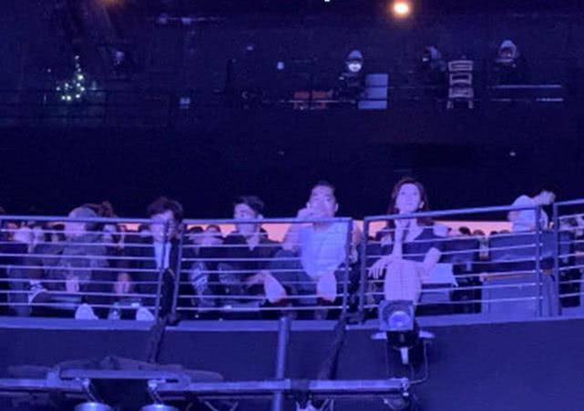 林志玲夫妇婚后首合体，志玲姐姐坐姿优雅，人前人后保持一致