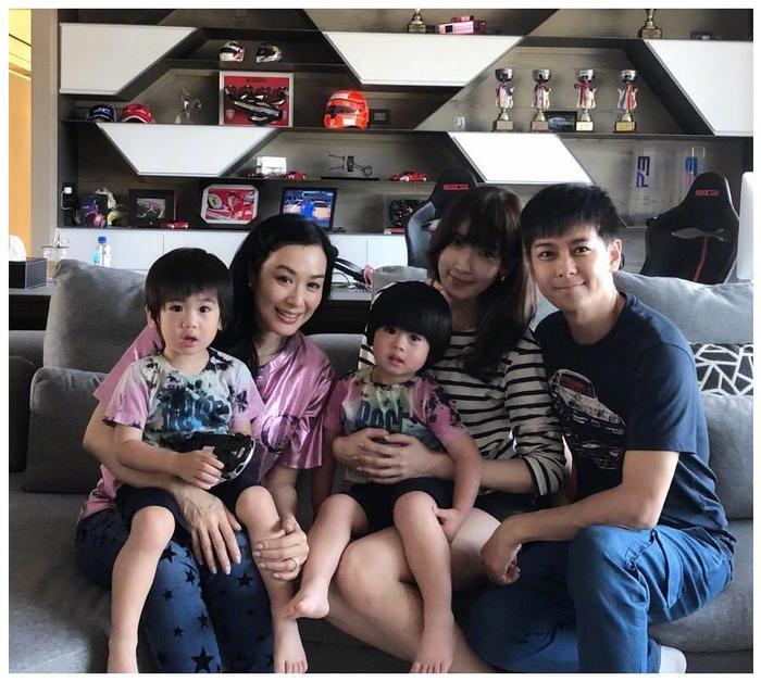 林志颖妻子晒3儿子合影，被网友赞不输林志玲，老大Kimi?超帅气