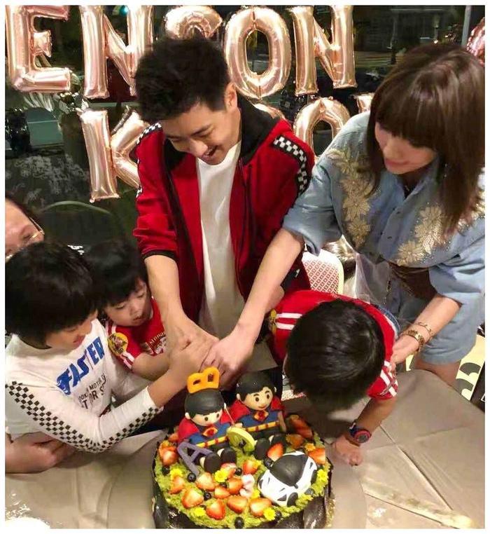 林志颖妻子晒3儿子合影，被网友赞不输林志玲，老大Kimi?超帅气
