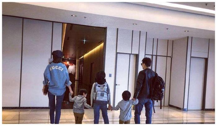 林志颖妻子晒3儿子合影，被网友赞不输林志玲，老大Kimi?超帅气