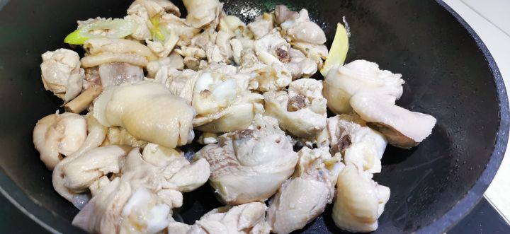 猴头菇鸡汤（简单又好喝的猴头菇鸡汤做法）