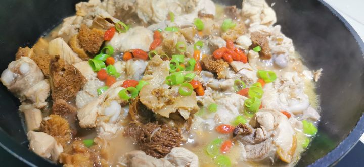 猴头菇鸡汤（简单又好喝的猴头菇鸡汤做法）