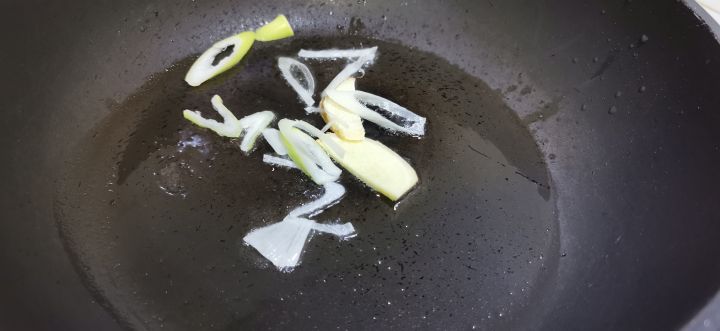 猴头菇鸡汤（简单又好喝的猴头菇鸡汤做法）