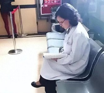 ​回顾：“走廊医生”坐走廊800天同事避而不及，10年过去她还好吗