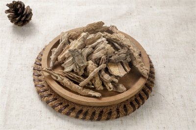 ​地骨皮的作用与功效 中药地骨皮，常用于阴虚发热、更年期综合征、糖尿病、高血