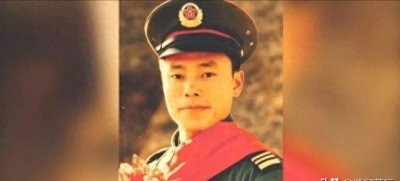 ​当年勇斗歹徒中14刀的徐洪刚今何在？如今已成委员，著名书法家