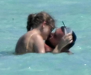 ​34岁霉霉和球星男友沙滩秀恩爱，水里甜蜜缠绵，还记得旧爱抖森吗