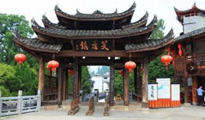 ​探秘湘西，不去凤凰古城，就来芙蓉镇，一座挂在瀑布上的千年古镇