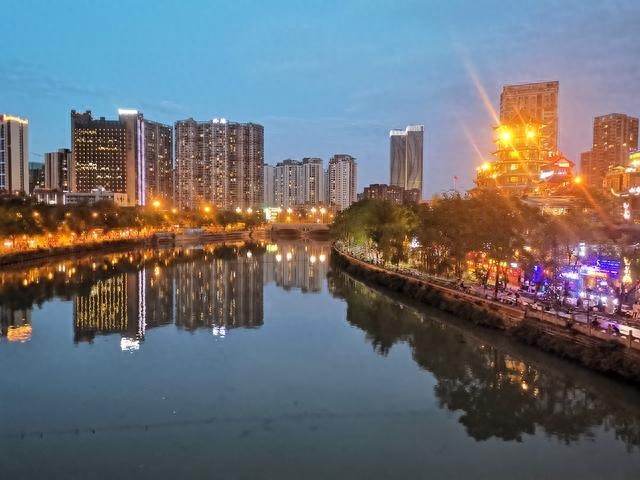 成都市区，夜幕下的九眼桥是不是很迷人