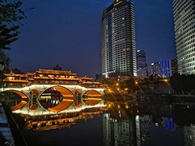 成都市区，夜幕下的九眼桥是不是很迷人