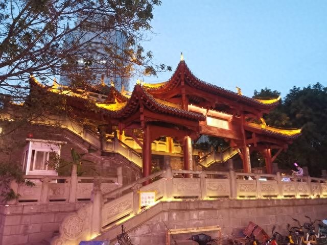 成都市区，夜幕下的九眼桥是不是很迷人