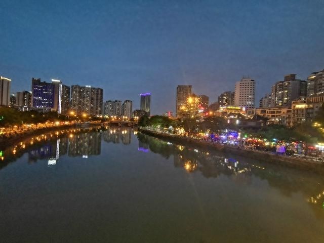 成都市区，夜幕下的九眼桥是不是很迷人