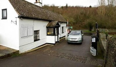 ​英国一对夫妇“买下一座桥”，靠过路费，年入10万英镑