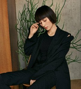 ​追时尚还是显真我？袁泉发型哲学引领个性风尚