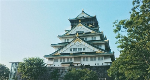 天守阁是城堡的中心建筑，是坚固的军事防御设施