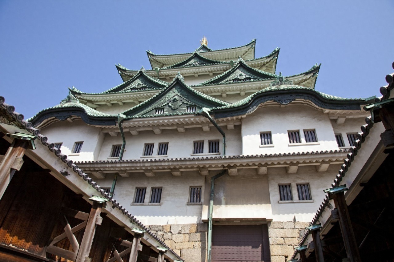 天守阁是城堡的中心建筑，是坚固的军事防御设施