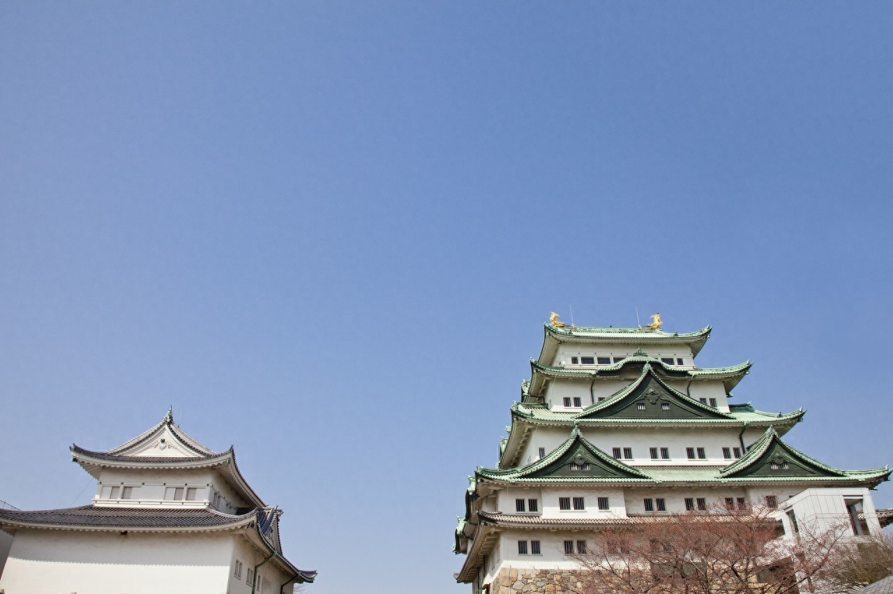 天守阁是城堡的中心建筑，是坚固的军事防御设施