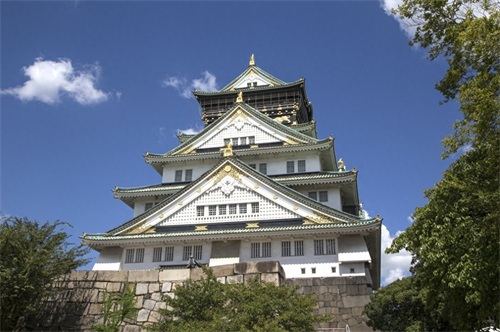 天守阁是城堡的中心建筑，是坚固的军事防御设施