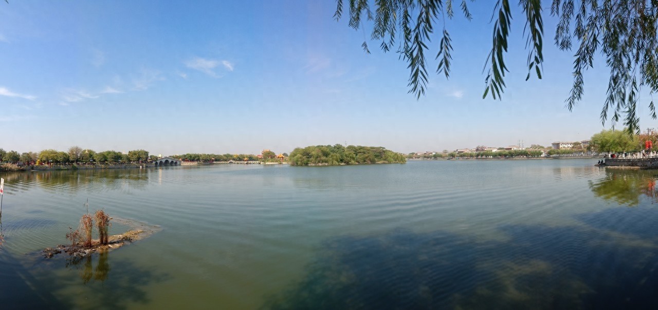 龙亭公园占地面积1038亩，其中水域面积710亩的龙亭景区