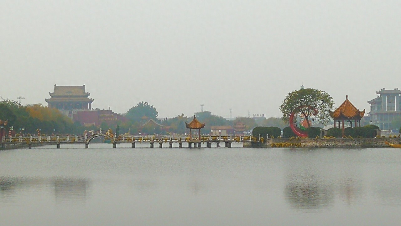 龙亭公园占地面积1038亩，其中水域面积710亩的龙亭景区